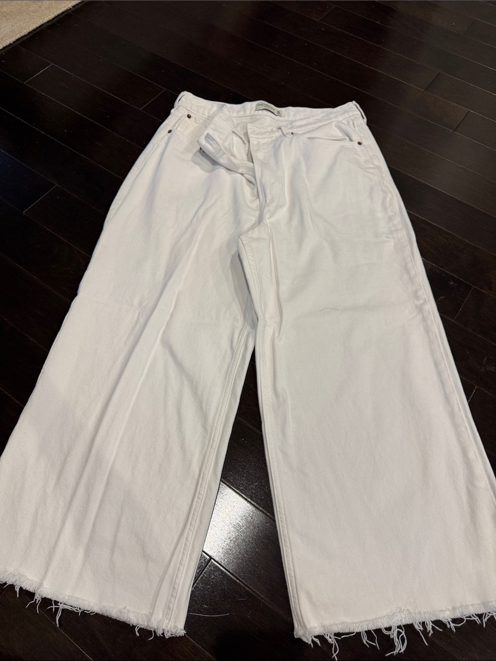 Abercrombie & Fitch White Wide-Leg Jeans with Frayed Hem